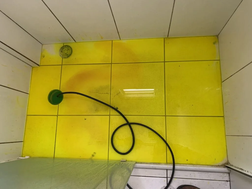 Teste com corante amarelo no box do banheiro para identificar possível vazamento no teto do pavimento inferior.