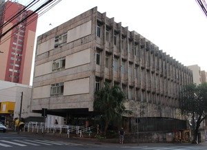 Inspeção de fachada em edificação com sinais de deterioração