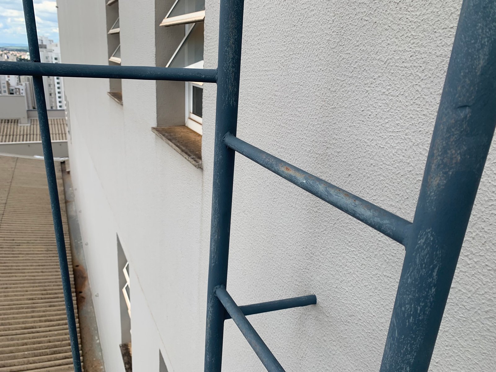 Corrosão em elemento metálico identificada durante inspeção de fachada