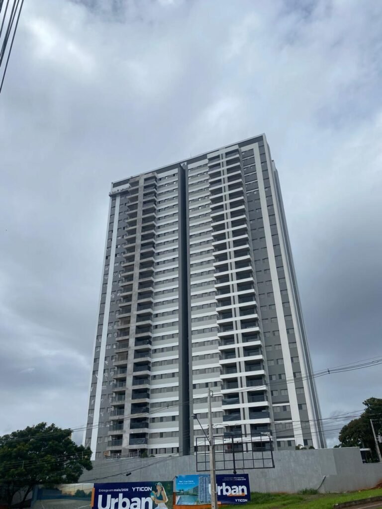 Vistoria de entrega de chaves no Condomínio Urban em Maringá, fachada do edifício residencial.
