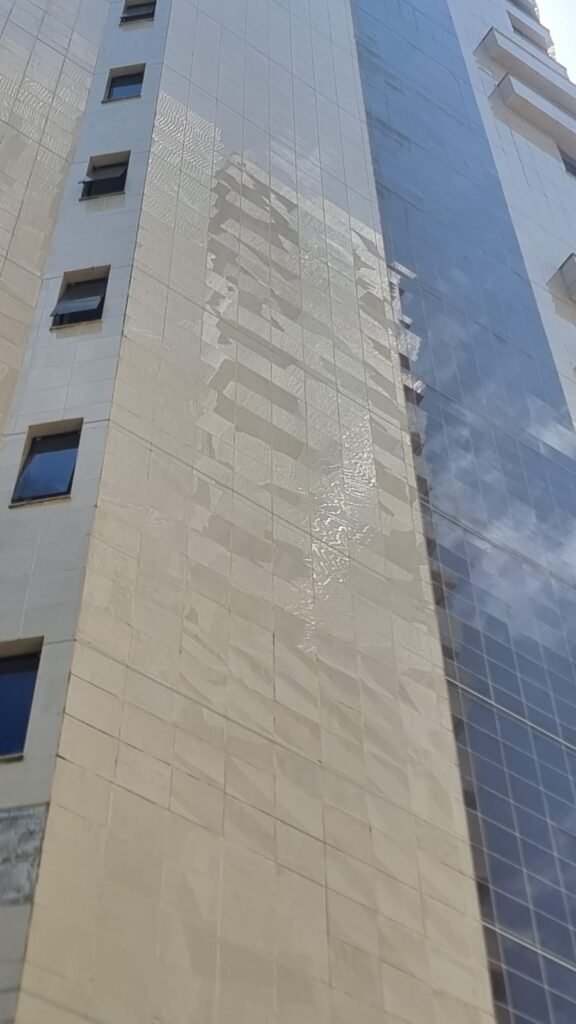 Fachada com pedras proibidas em projeto de revestimento, exemplos de materiais inadequados para fachada.