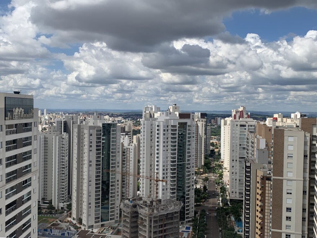 Vista panorâmica urbana a partir da cobertura do edifício, contextualizando projeto de revestimento de fachada.