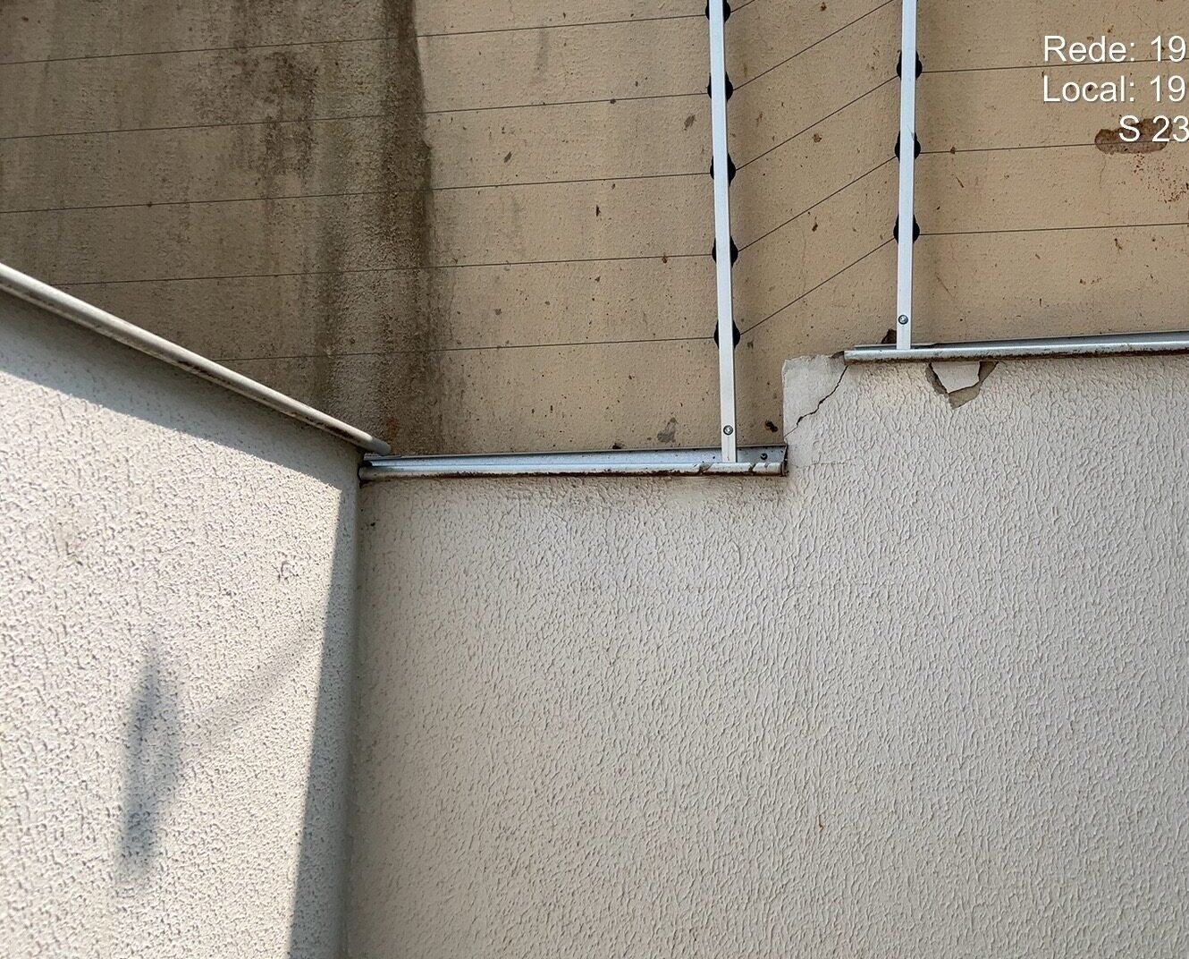 Infiltração externa em fachada de prédio — exemplo usado para explicar quem paga infiltração no apartamento